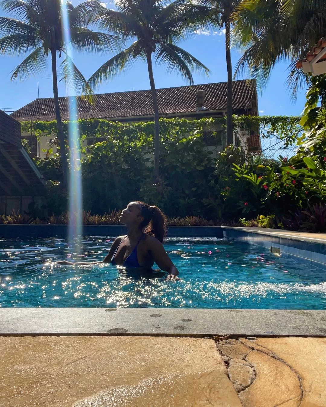 Na piscina, a cantora Iza exibe curvas de biquíni (Foto: reprodução/Instagram/@iza) Lorena Bueri