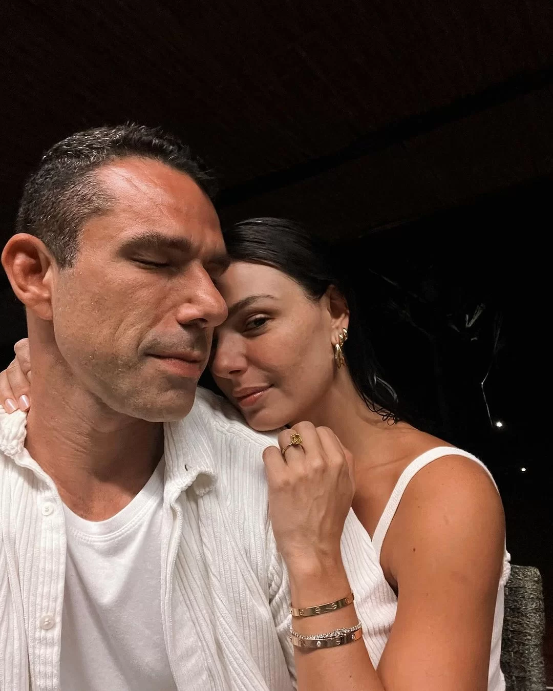Isis Valverde exibe anel de noivado abraçada a Marcus Buaiz (Foto: reprodução/Instagram/@isisvalverde) Lorena Bueri