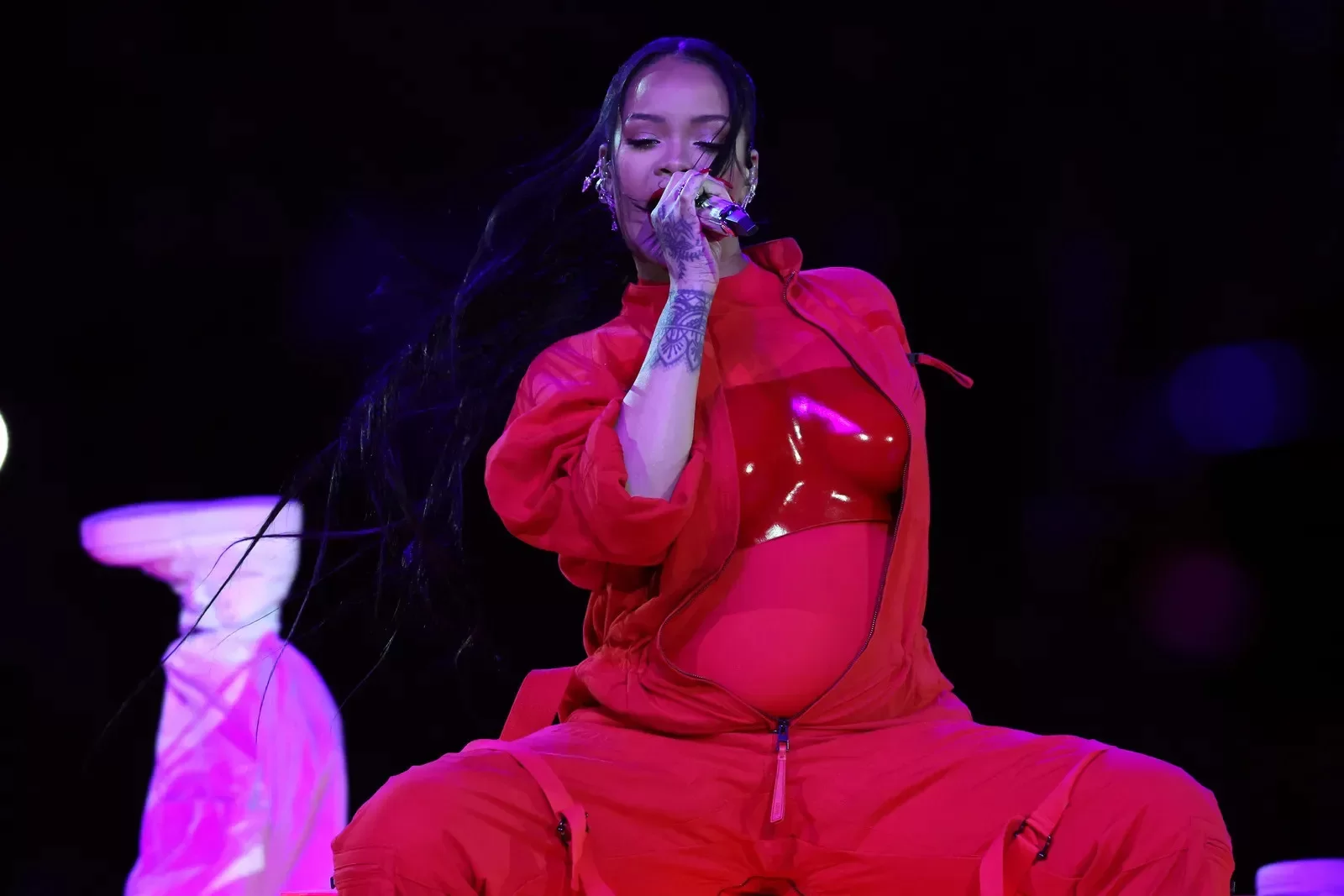 Rihanna no SuperBowl (Foto: reprodução/Kevin Mazur/Getty Images) Lorena Bueri