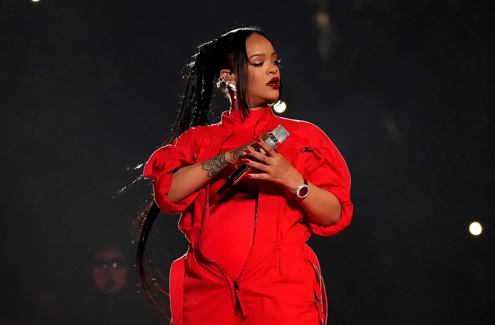 Rihanna anuncia gravidez no SuperBowl (Foto: reprodução/Kevin Mazur/Getty Images) Lorena Bueri