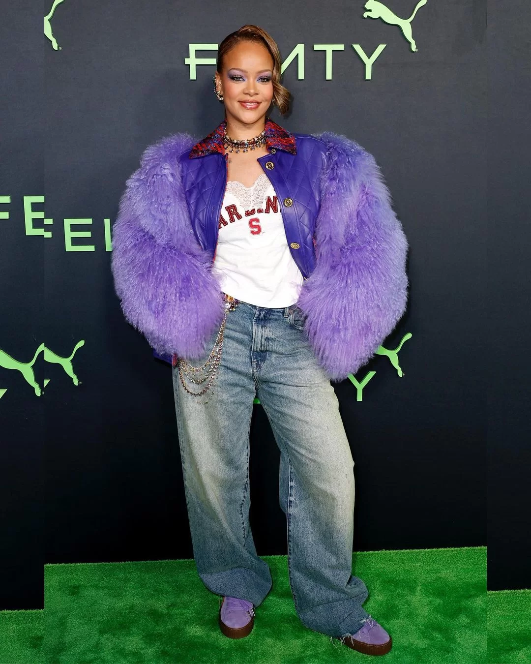 Rihanna em evento da Fenty x Puma (Foto: reprodução/Instagram/justjared) Lorena Bueri