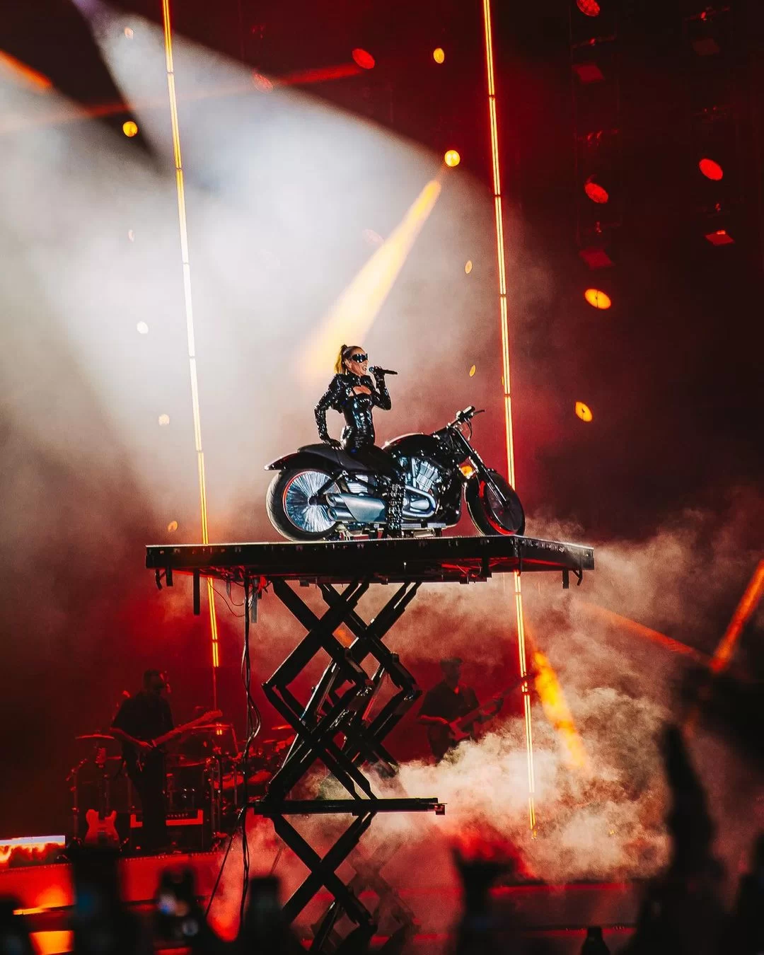 Ivete entrando no palco em uma moto (foto: reprodução/Instagram/@pridiabr) Lorena Bueri