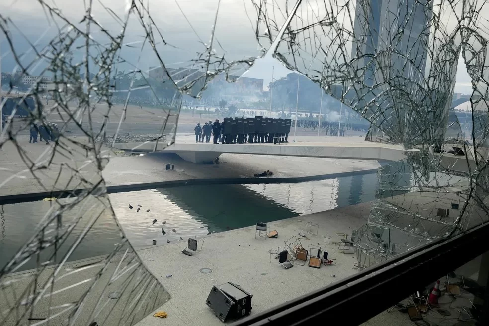 Imagem da Praça dos Três Poderes durante a invasão de 8 de janeiro de 2023