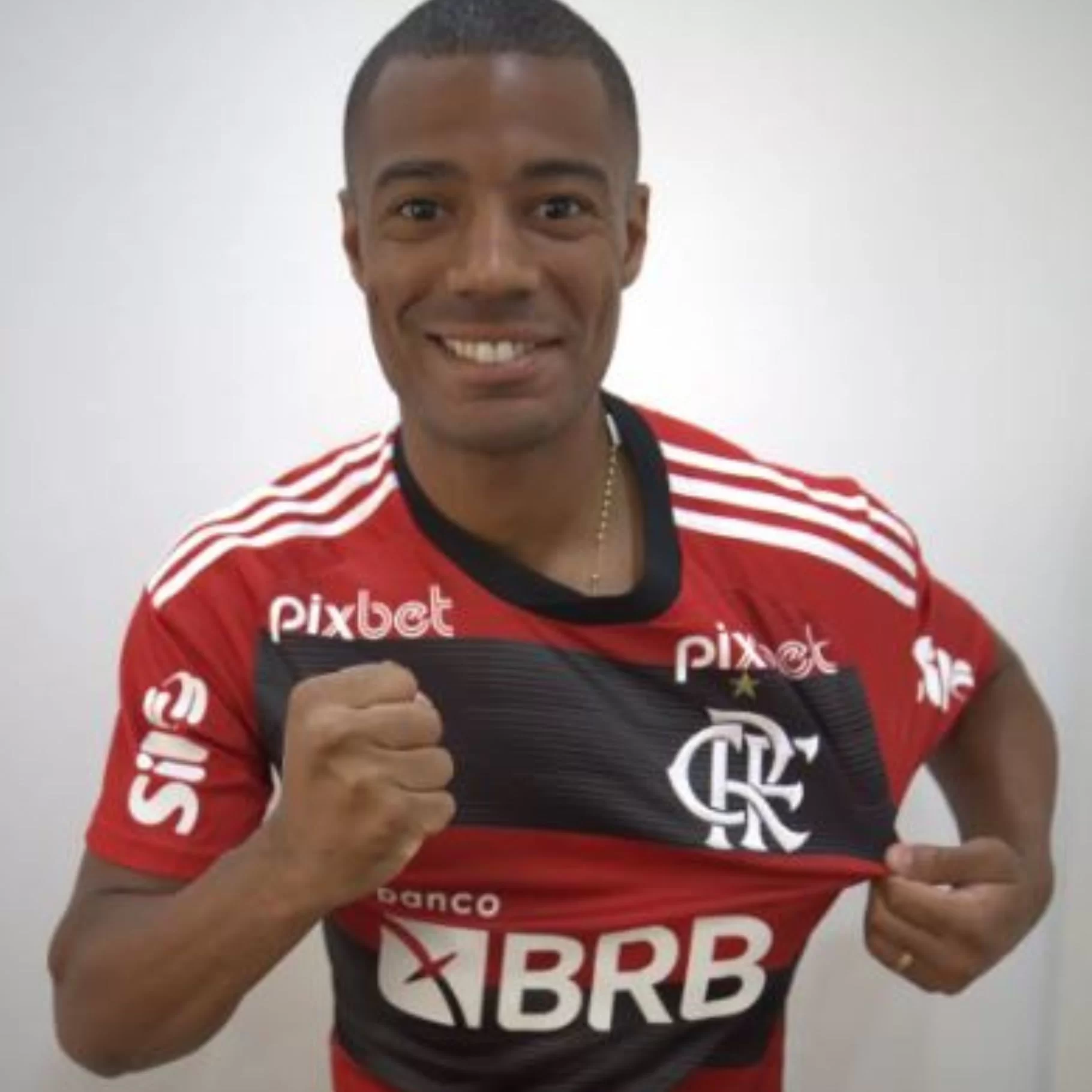 De La Cruz posa para foto com camisa do Flamengo Foto: (reprodução/divulgação/Flamengo/ge) Lorena Bueri