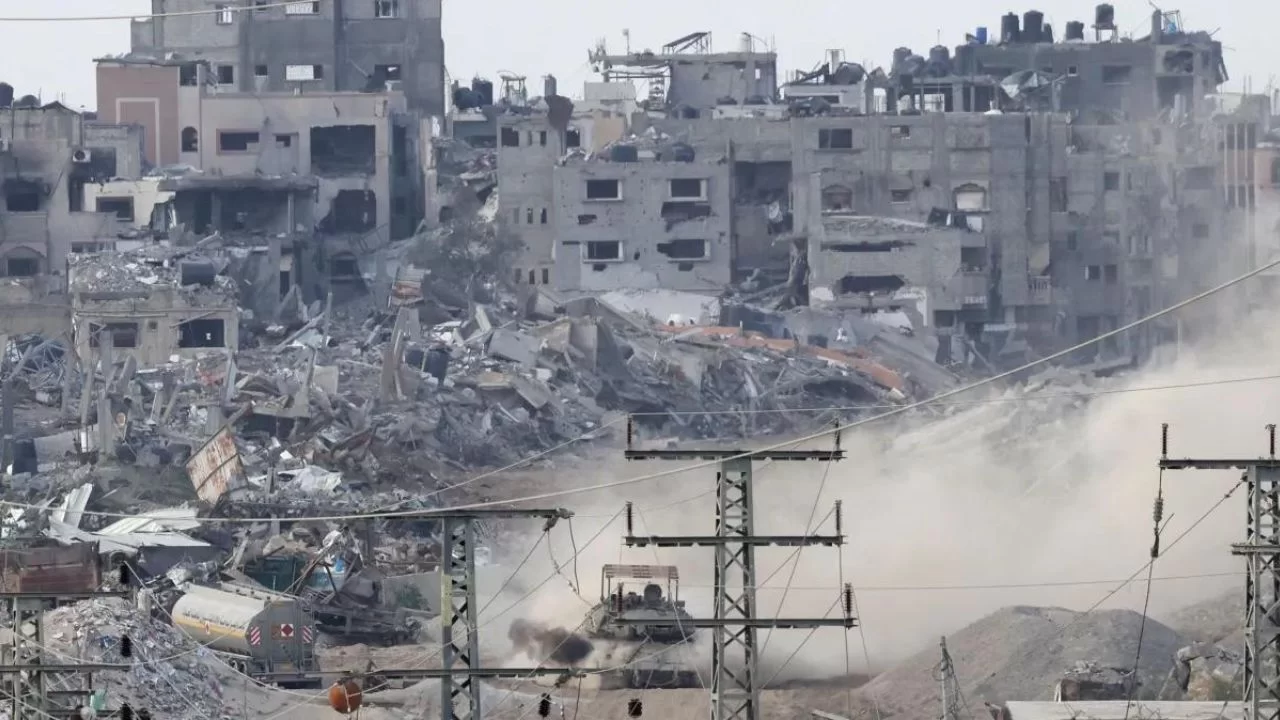 Casas de Gaza destruídas enquanto tanque do exército israelense passa na fronteira