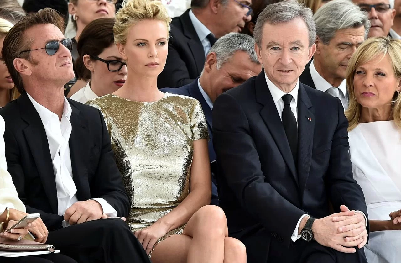 Sean Penn, Charlize Theron e Bernard Arnault, dono da Dior, Givenchy e outras 70 marcas de luxo, e segunda pessoa mais rica do mundo em 2023
