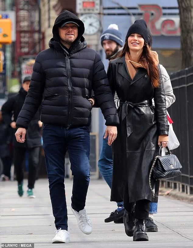Leonardo DiCaprio e Camila Morrone. (Foto: The Grosby Group/ Daily Mail)