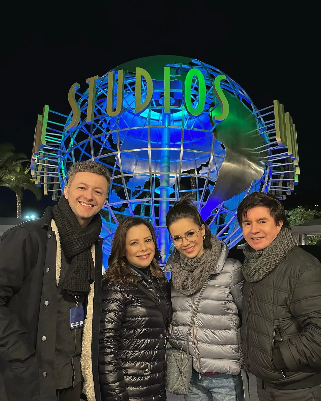 Sandy conhecendo Universal Studios com a família e o ex-marido (Foto: reprodução/Instagram/@sandyoficial) Lorena Bueri