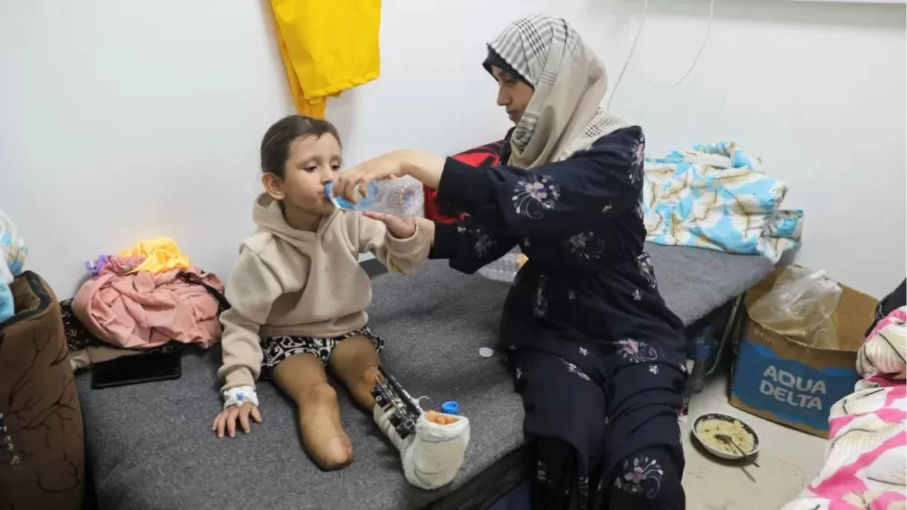 Após ter a perna amputada em decorrência de bombardeios, criança palestina recebe cuidados no European Hospital, na Faixa de Gaza. 