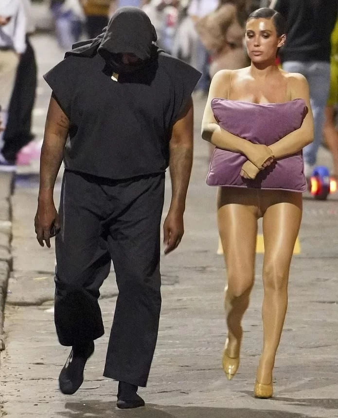 Kanye West e Bianca Censori nas ruas de Milão