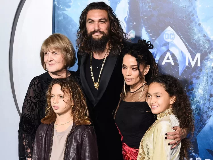 Jason Momoa com sua mãe, a então esposa Lisa Bonet e os dois filhos na estreia de 