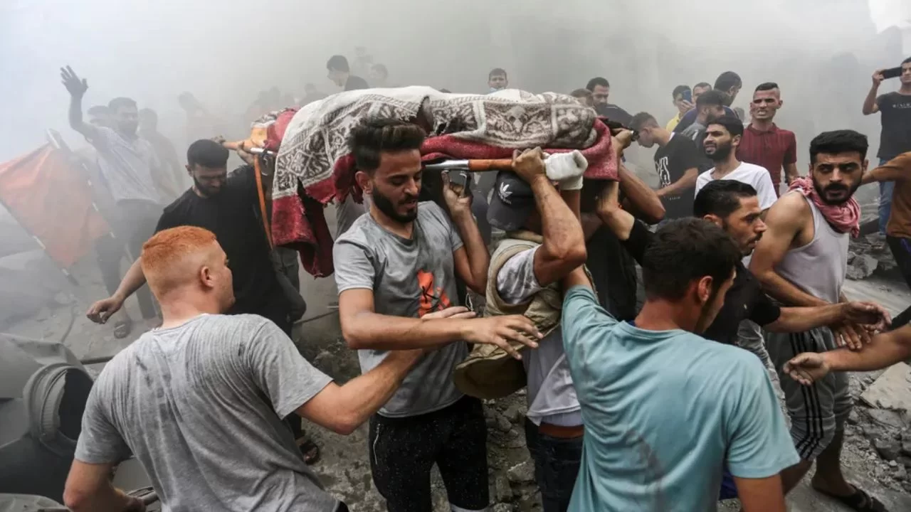 Pessoas carregam o corpo de um palestino morto em ataques israelenses na Faixa de Gaza. 