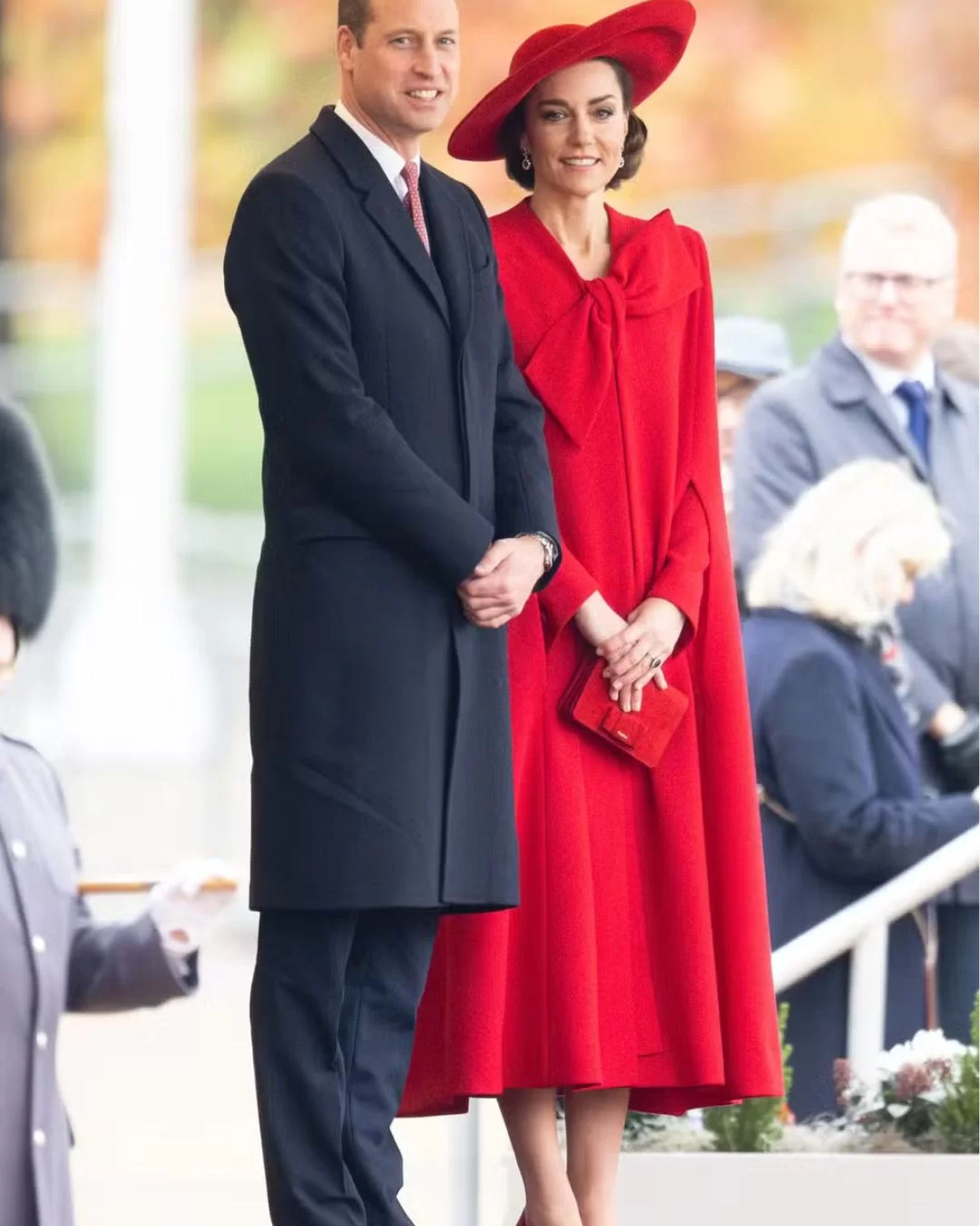 Kate com capa vermelha de Catherine Walker, novembro de 2023 (Foto: reprodução/Getty Images/Vogue) Lorena Bueri
