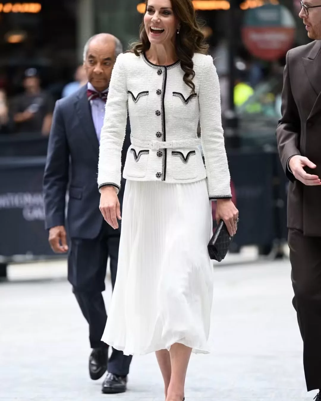 Kate com blazer e saia midi branca (Foto: reprodução/Getty Images/Vogue) Lorena Bueri