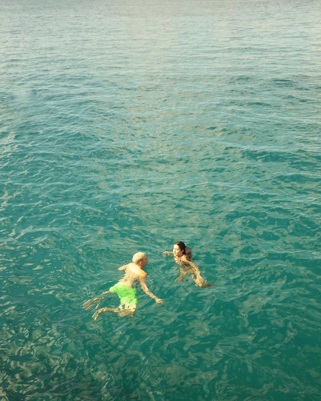 Jade Picon e Leo Picon curtem o mar (Foto: reprodução/Instagram/@jadepicon) Lorena Bueri