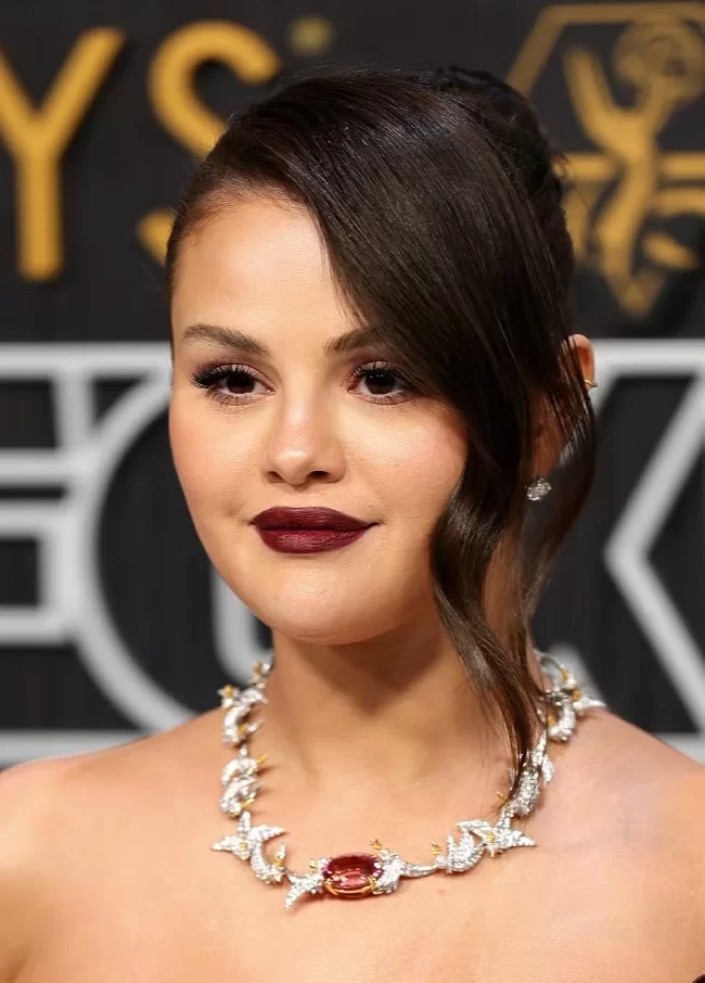 Selena Gomez no Emmy Awards (Foto: reprodução/Neilson Barnard/Vogue Brasil) Lorena Bueri