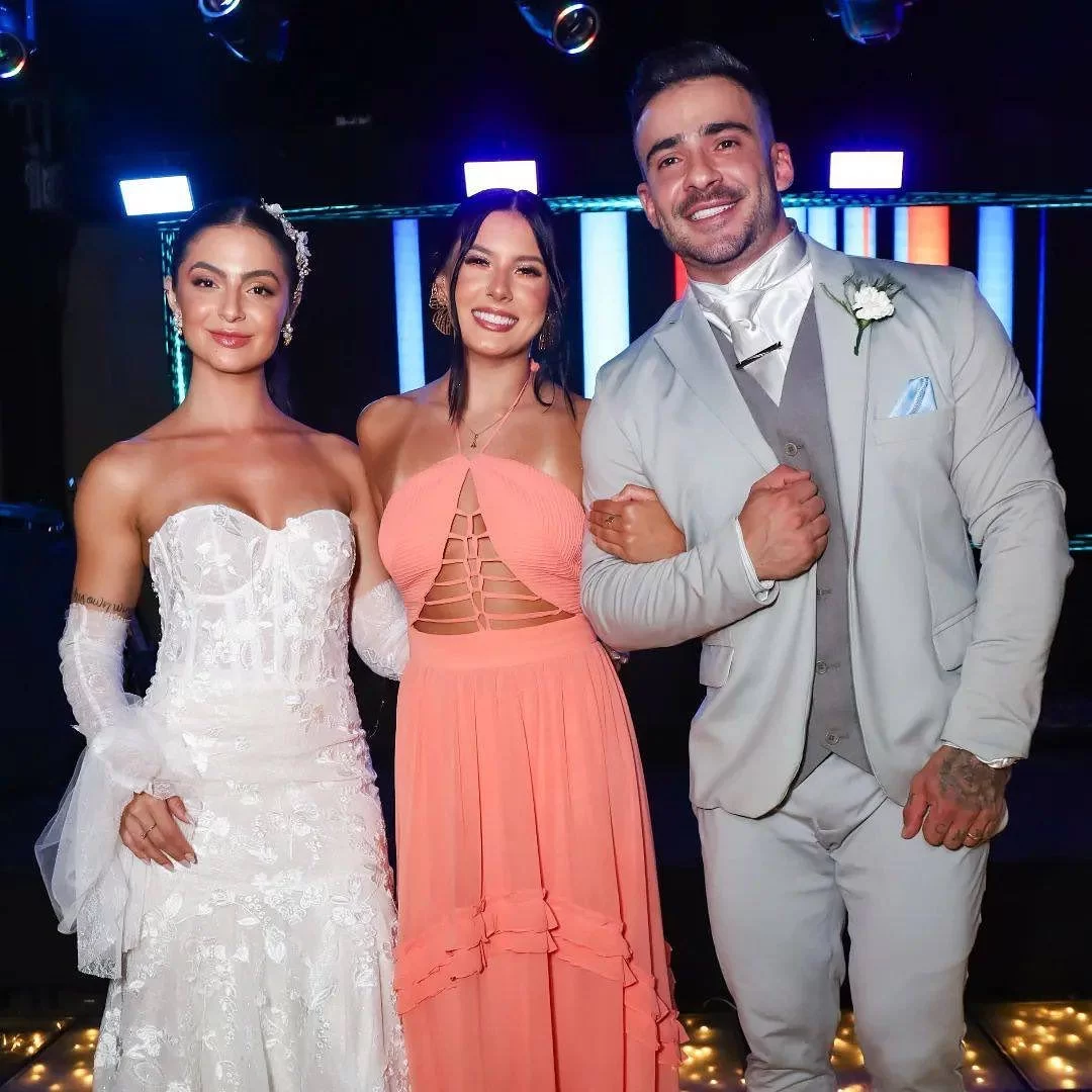 Ana Castela e o casal da noite