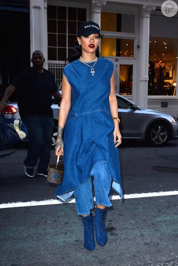Rihanna combina boné com outfit jeans (Foto: reprodução/Getty Images/ Purepeople)