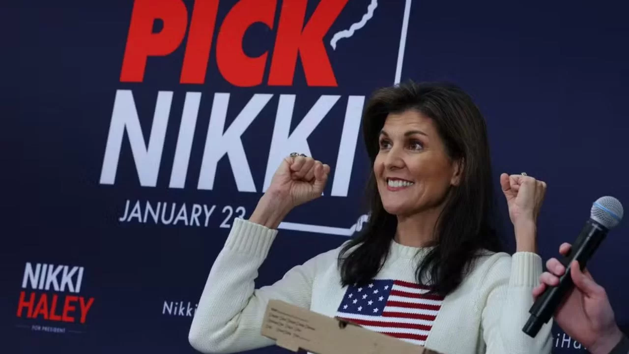 Nikki Haley diante de slogan de sua campanha, 'Escolha Nikki', em evento em New Hampshire, neste sábado (20).