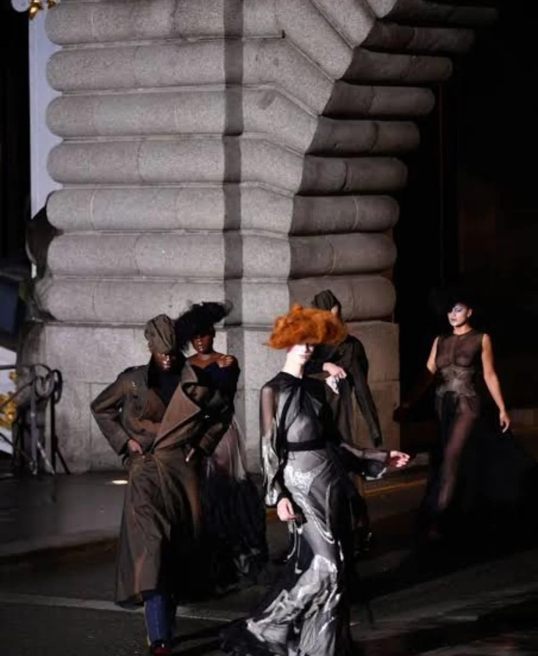Modelos atravessavam a passarela com maquiagens de cera (Foto: reprodução/ getty images/ Pierre Suu) Lorena Bueri