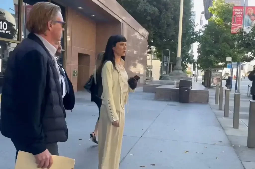 Elijah Allman deixando o Tribunal de Los Angeles ao lado da esposa, Mariangela King, no início deste mês
