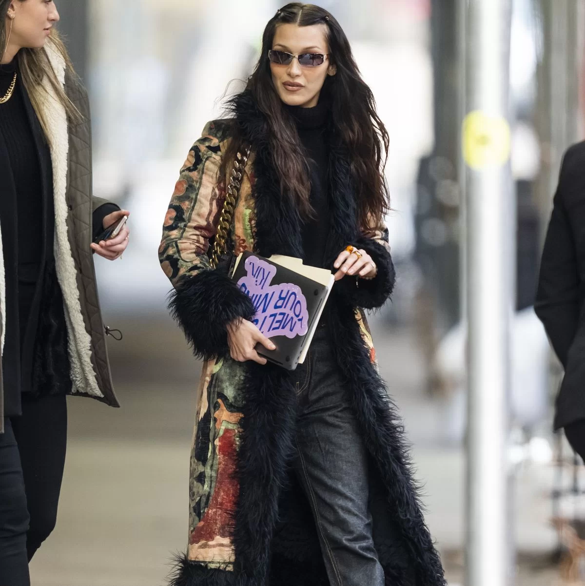 Bella Hadid vestindo um casaco Penny Lane (Foto: reprodução/The Image Direct/Harpers Bazaar) Lorena Bueri