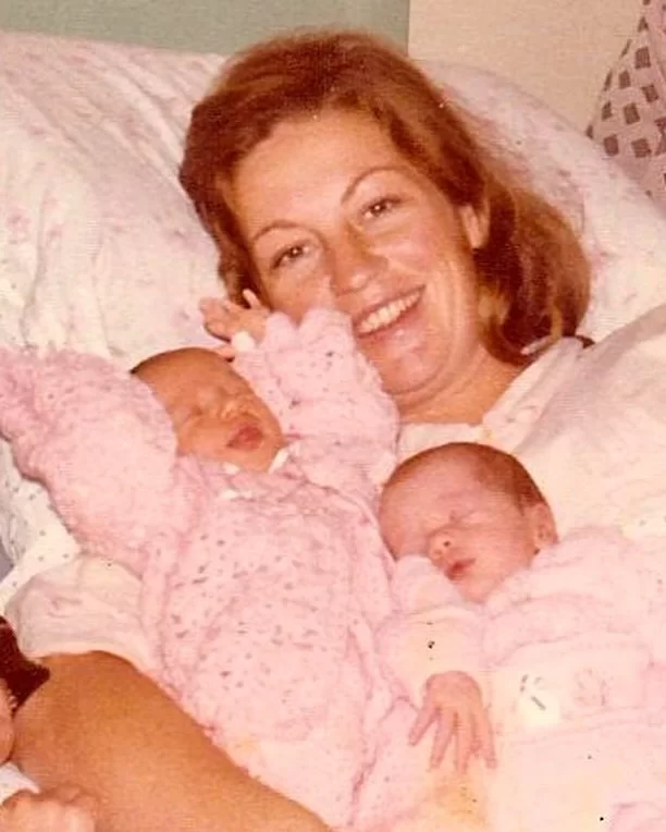 Vânia, mãe da modelo, e duas bebês  (Reprodução: Instagram/@gisele) Lorena Bueri