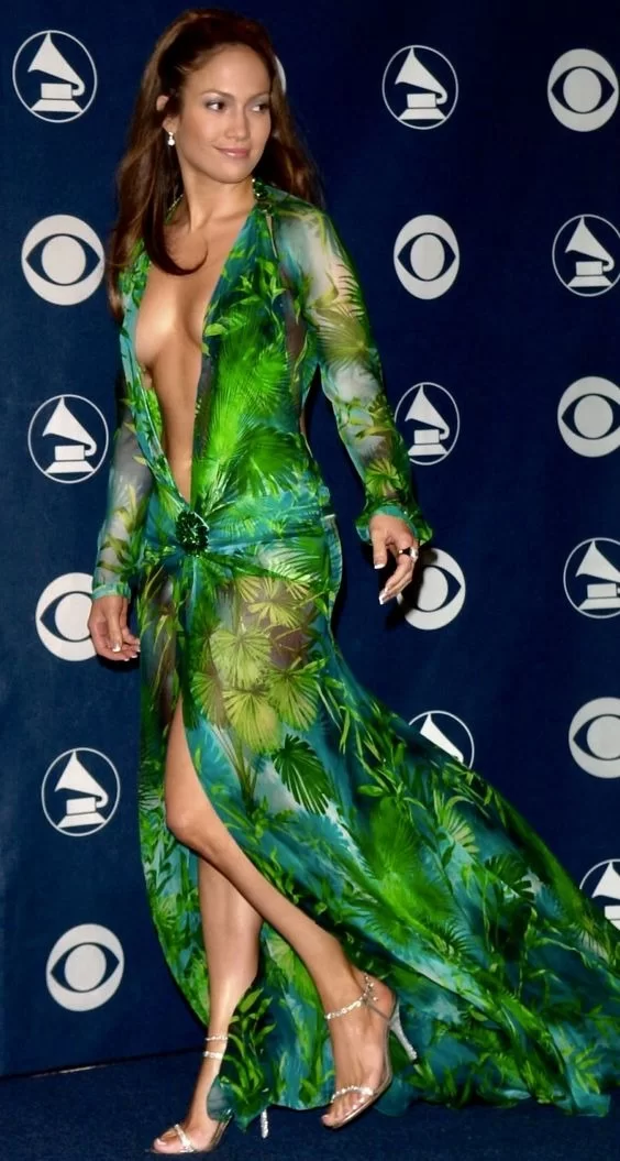 Jennifer Lopez, Grammy 2000 (Foto: reprodução/Pinterest/KathyDelahunty)  Lorena Bueri