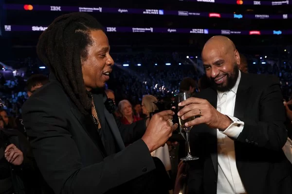 Jay-Z bebendo no Grammy