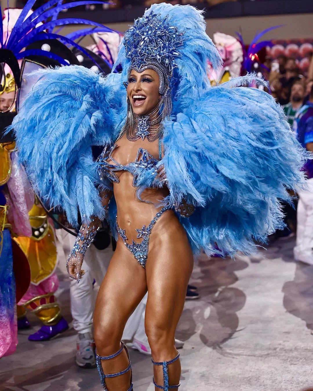 Sabrina desfilando em carnaval 2022