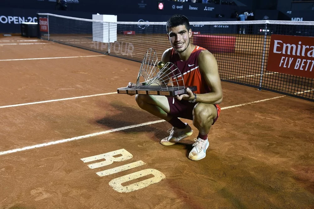 Carlos Alcaraz com a taça do Rio Open de 2022 (Foto: reprodução/Fotojump) Lorena Bueri