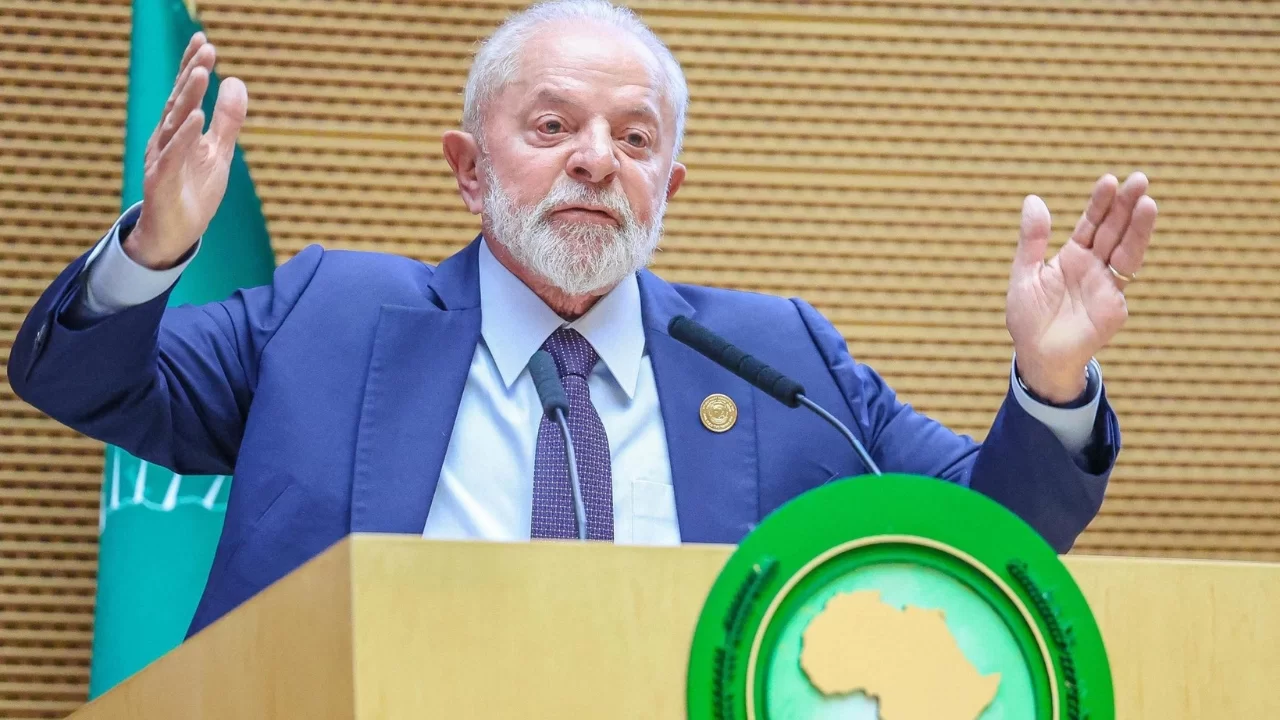 Lula discursando na África