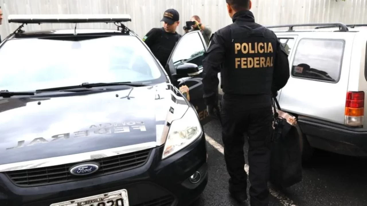 Operação da PF investiga Bolsonaro e aliados sobre tentativa de golpe.