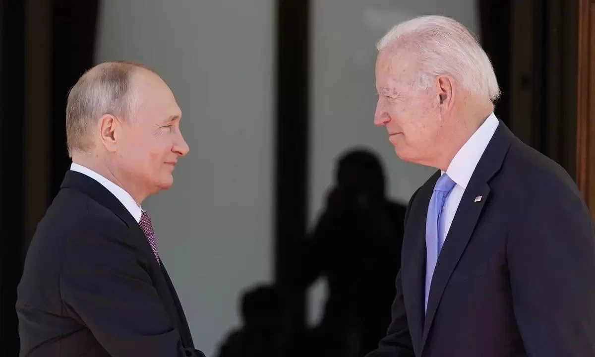 Putin a direita e Biden a esquerda