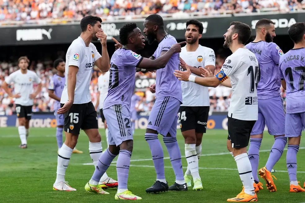 Vini Jr tentando se aproximar da torcida do Valencia