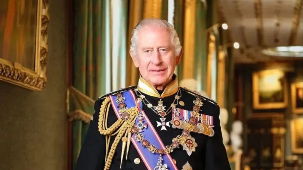 Rei Charles não concede direitos da realeza ao filho mais novo