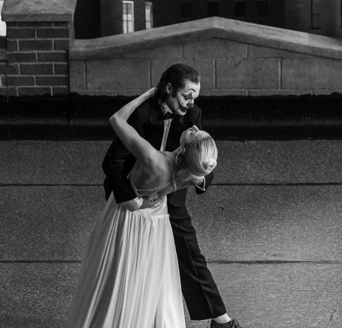 Coringa e Arlequina dançando em cena do filme (Foto: reprodução/Instagram/@toddphillips) Lorena Bueri