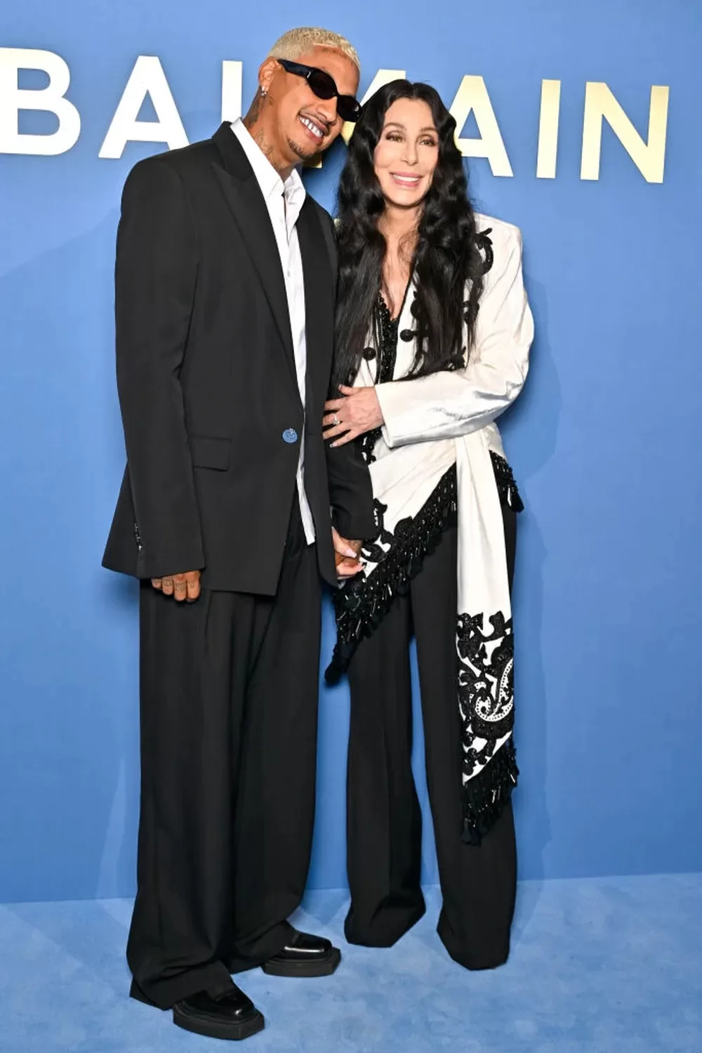 Cher e namorado Alexander Edwards (Foto: reprodução/ Stephane Cardinale/ Getty Images/Revista Marie Claire) Lorena Bueri