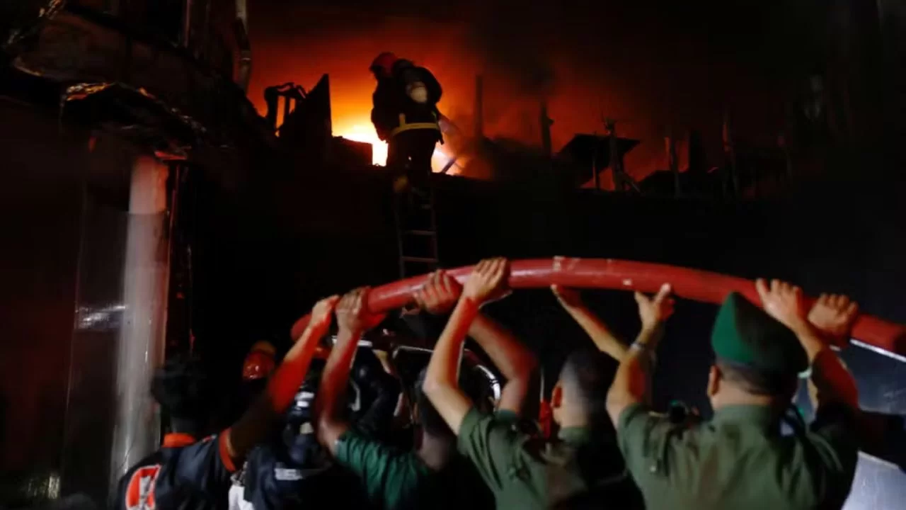 Voluntários ajudam o corpo de bombeiros a apagar incêndio que deixou 46 mortos