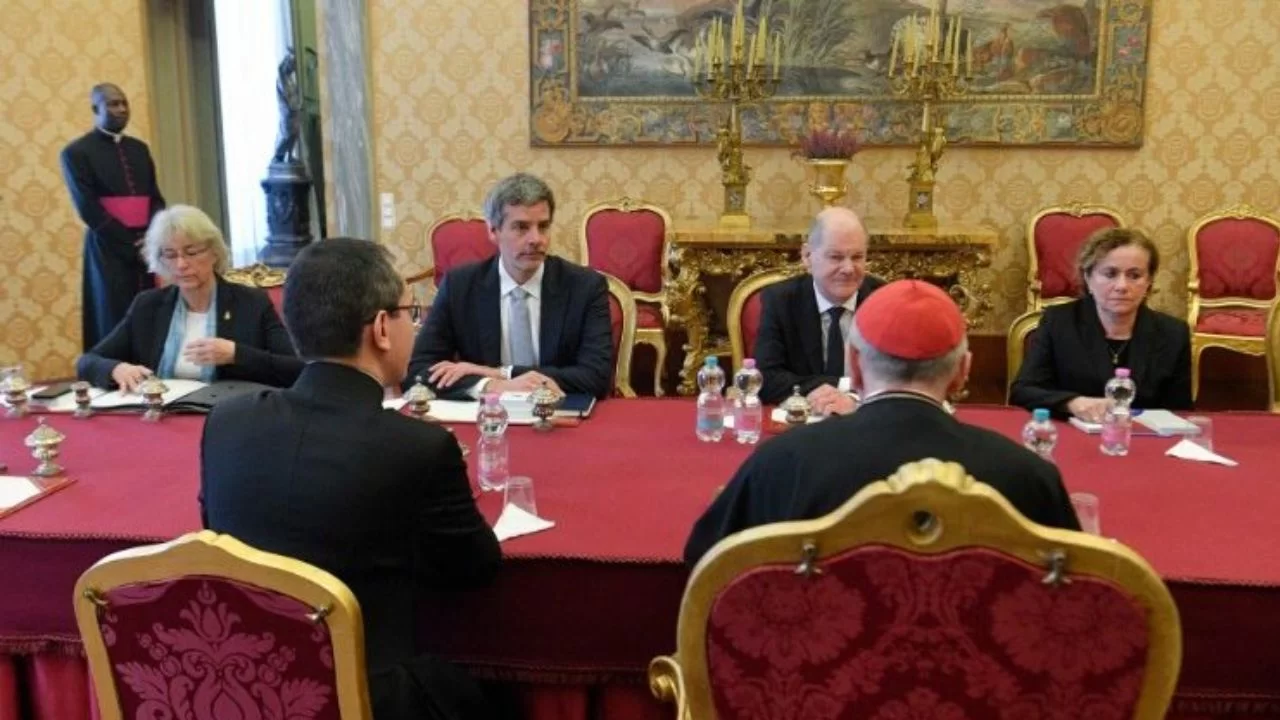 Chanceler alemão é recebido pelo Papa para reunião diplomática