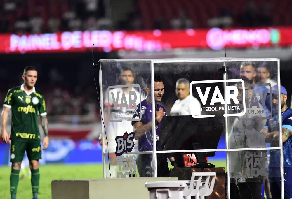 Árbitro Matheus Delgado Candançan observa lance no VAR em São Paulo x Palmeiras (Foto: divulgação/Marcos Ribolli) Lorena Bueri