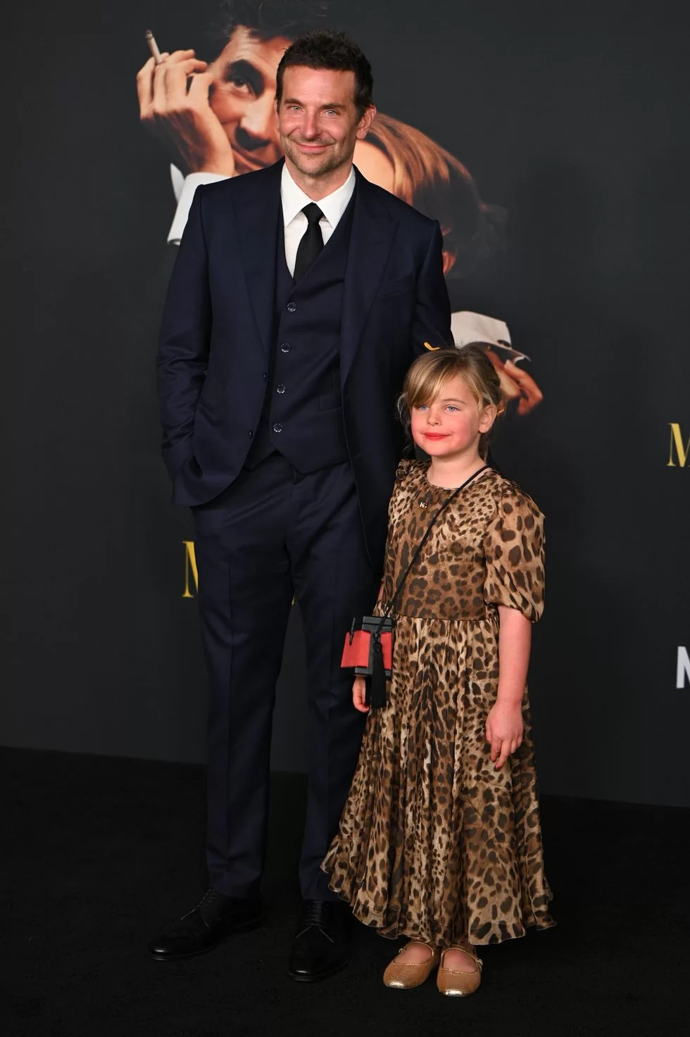Bradley Cooper acompanhado de sua filha, Lea, na estreia do filme 'Maestro'