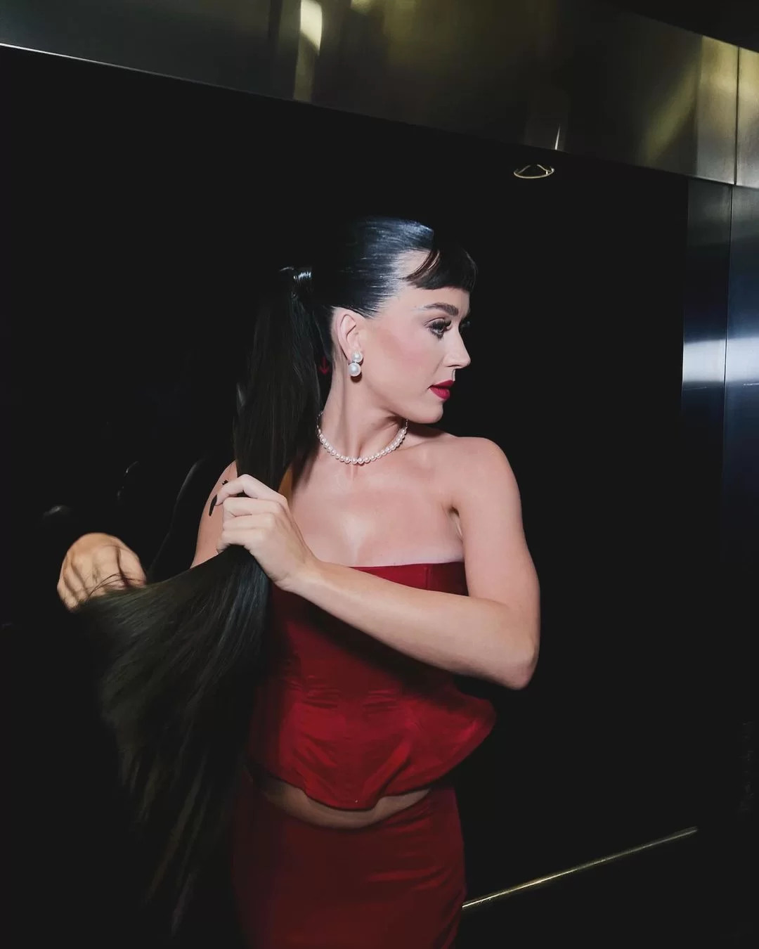 Katy Perry exibindo seu look para a premiação (Foto: reprodução/Instagram/@katyperry) Lorena Bueri