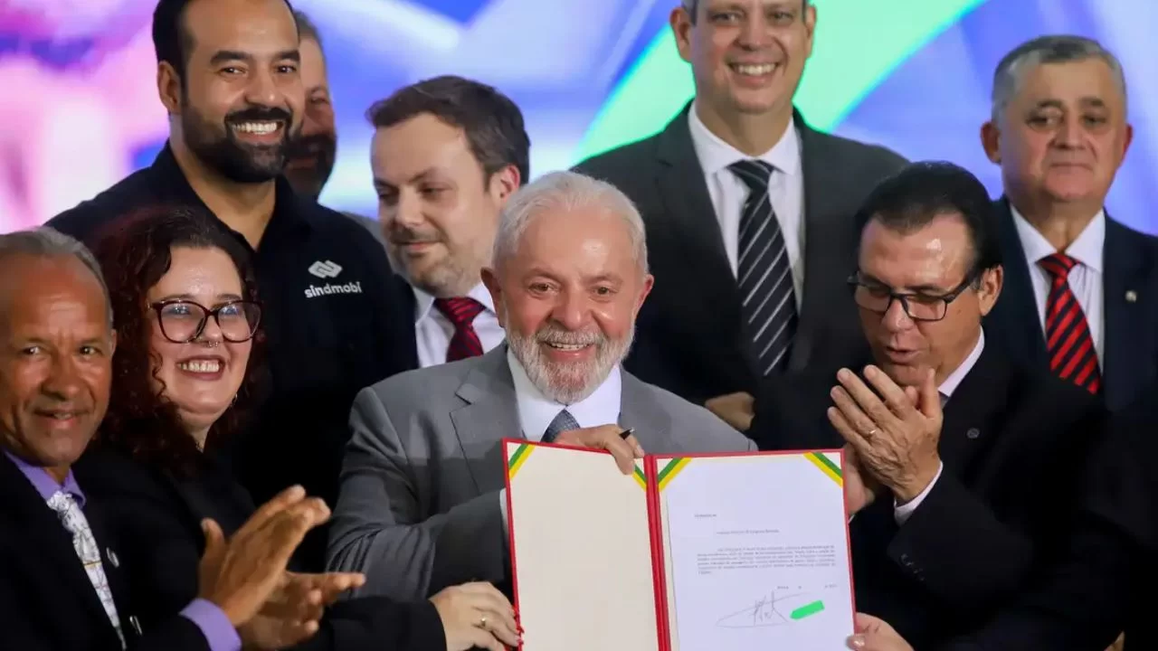 Lula assina projeto que regula atividade de motoristas de aplicativo