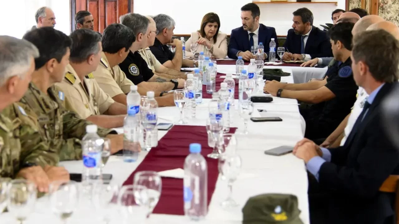 Ministra da Segurança da Argentina, Patricia Bullrich, realiza reunião sobre a crise de segurança em Rosário. (Foto: Reprodução/Stringer/AFP).