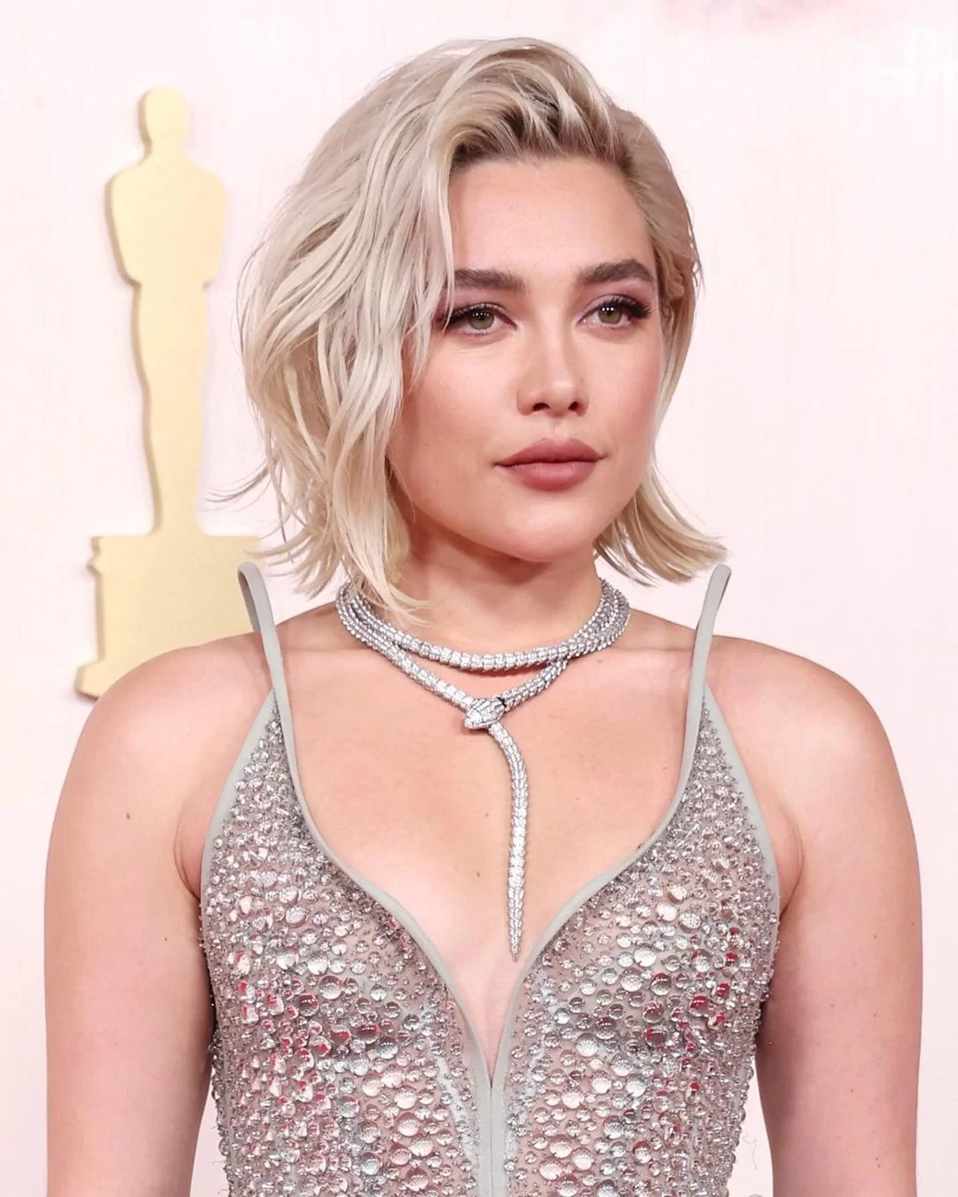 Florence Pugh no tapete vermelho do Oscar (Foto: reprodução/Instagram/@bulgari) Lorena Bueri