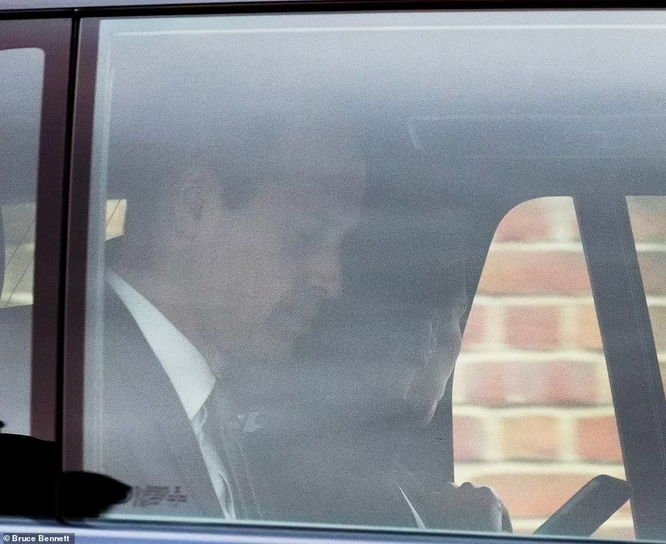 Príncipe William e princesa Kate saindo do Castelo de Windsor