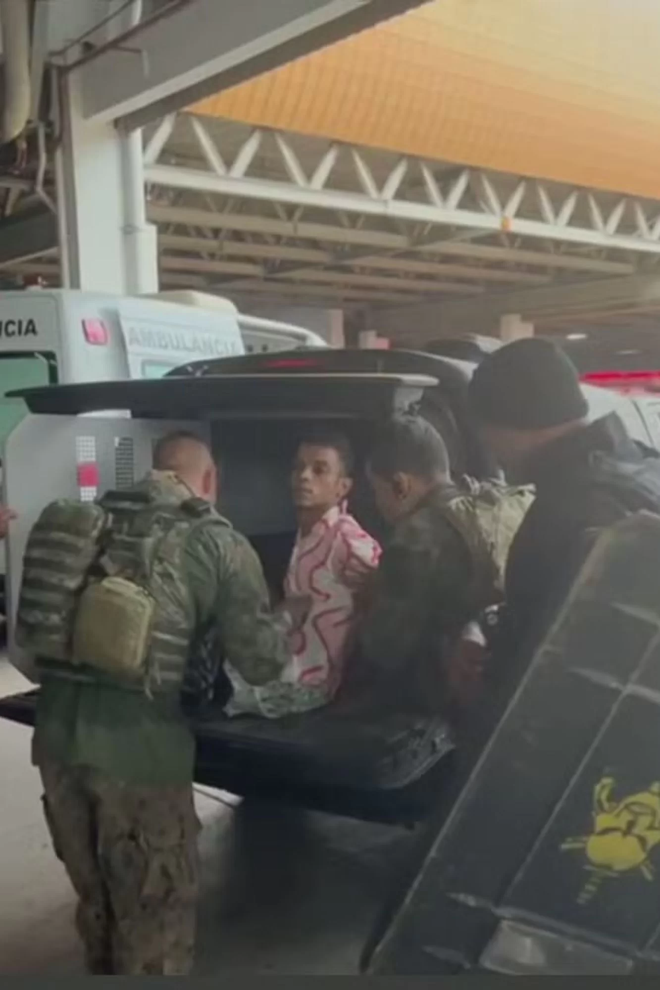 Sequestrador do ônibus, identificado como Paulo Sérgio de Lima, é preso por agentes do Bope após se entregar.   