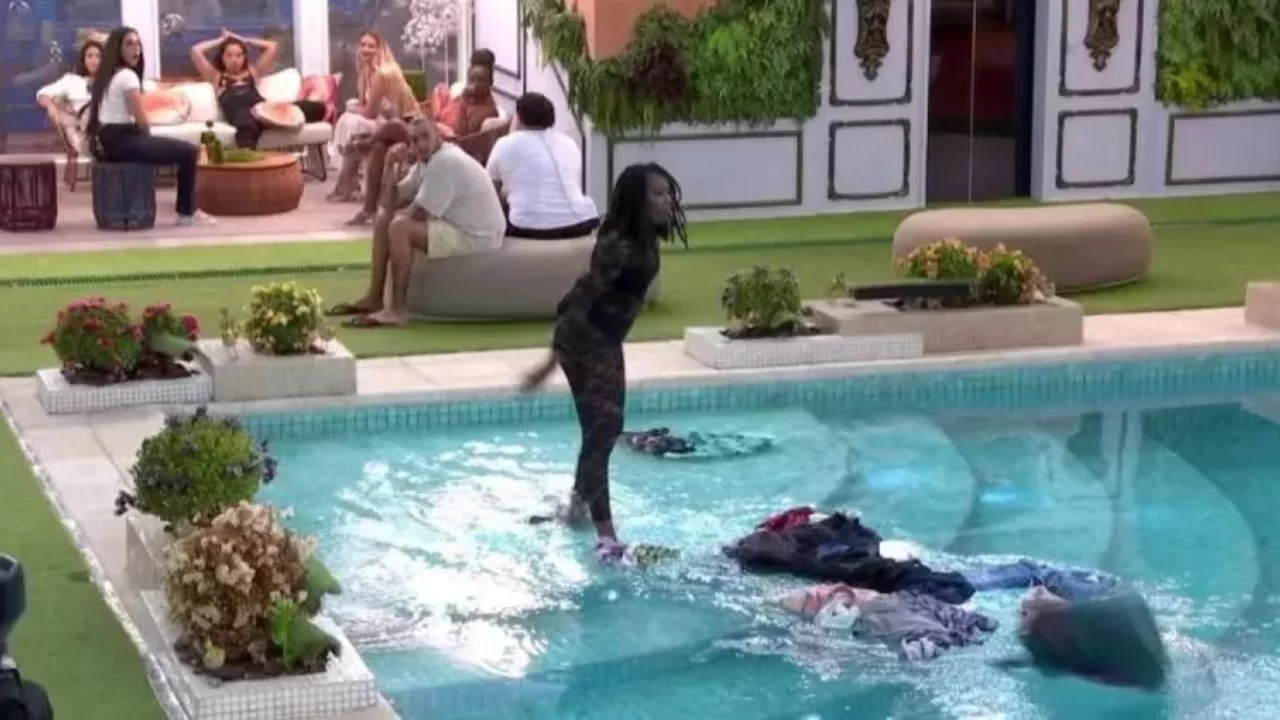 Leidy joga as roupas de Davi na piscina 