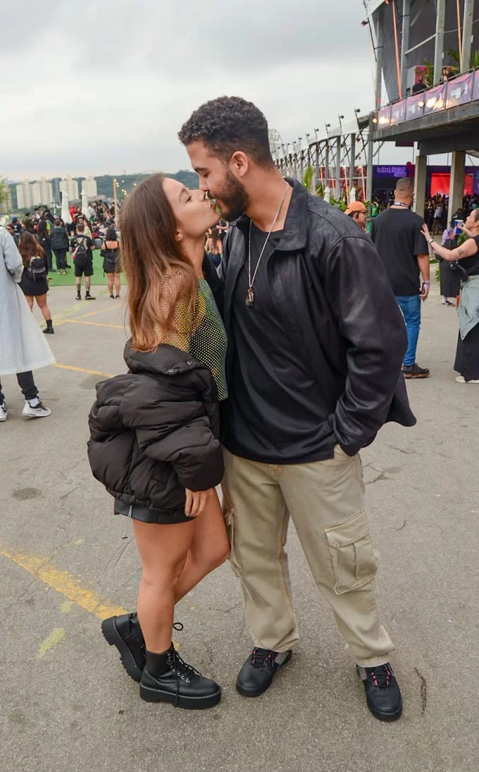 Ronald junto de sua namorada no Lollapalooza  (Foto: reprodução/AgNews) Lorena Bueri